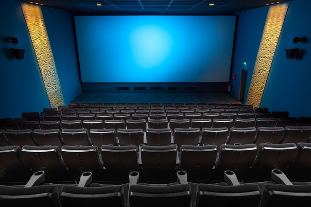 सपने में खुद को सिनेमा घर या थिएटर में देखना कैसा होता है?